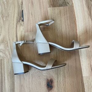 Amazon Essentials Women's Two Strap Heeled Sandal